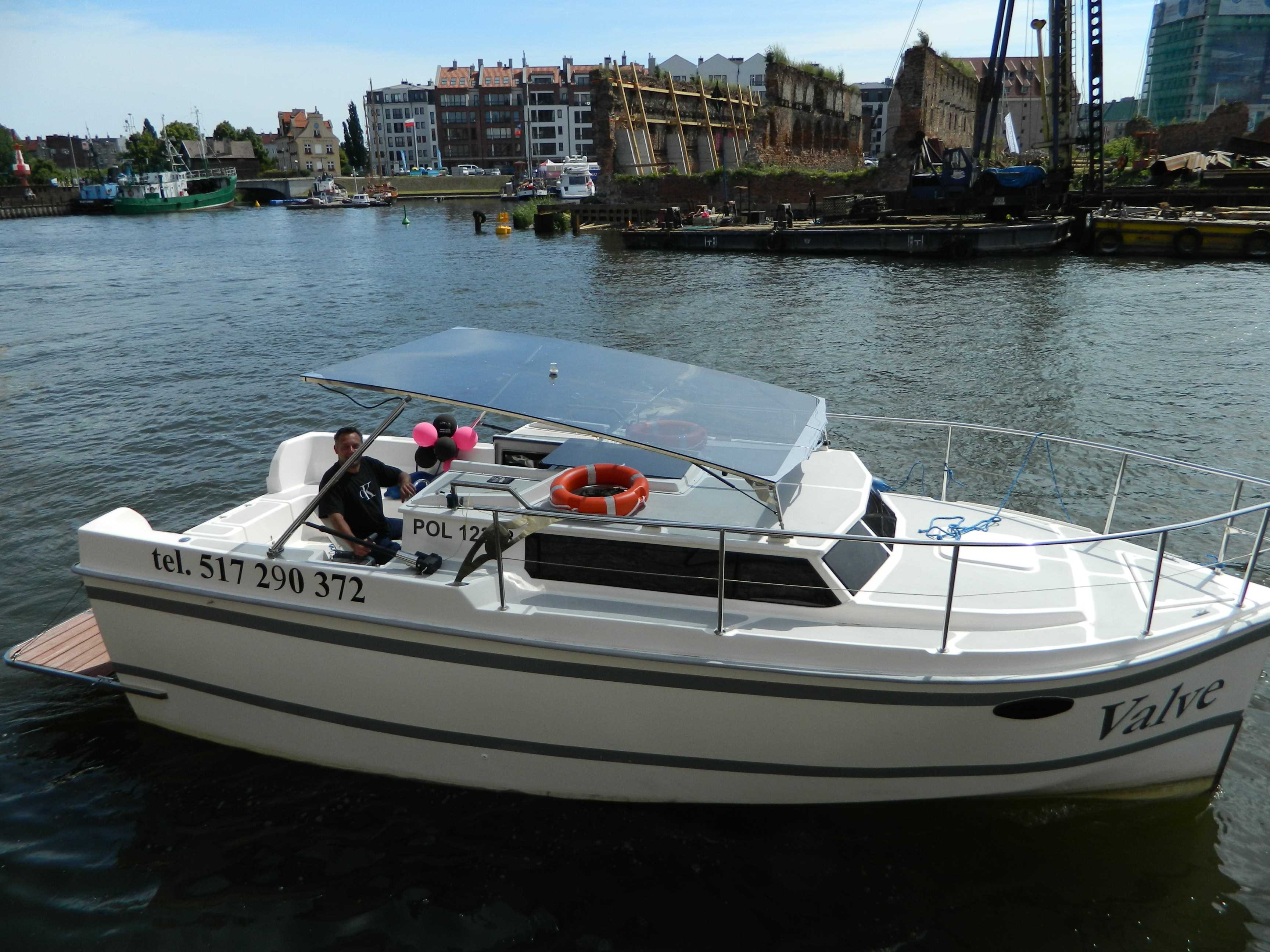 motor boat cruise