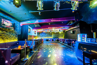 Nightclub Entry + Beer or Sparkling Wine image