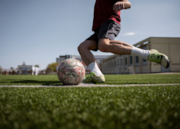 Spannendes Outdoor-Fußballspiel