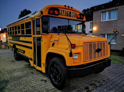 Partyspaß im Strip School-Bus