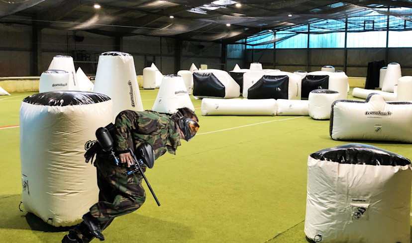 Innendørs paintball i Berlin bruk hverandre som måltavler