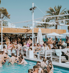Pool Party au Beach Club de Majorque - Tous en Maillot!