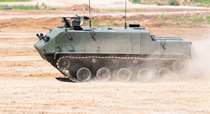 Conduite d'un Char Soviétique par le Futur Marié