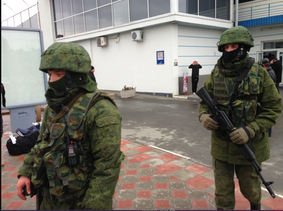 2014 photo of Unidentified gunmen on patrol at Simferopol Airport in Ukraine's Crimea peninsula|Elizabeth Arrott / VOA