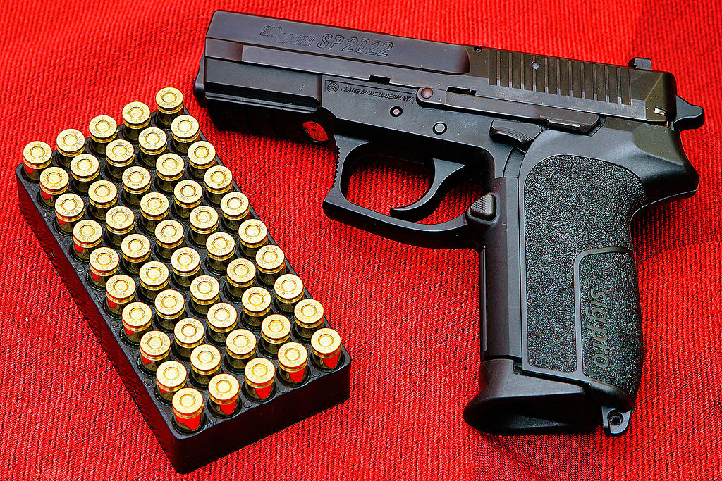 SIG Pro semi-automatic pistol (SP 2022 variant) depicted alongside a box of 9×19 Luger ammunition | Augustas Didžgalvis | Licensed under CCA 3.0