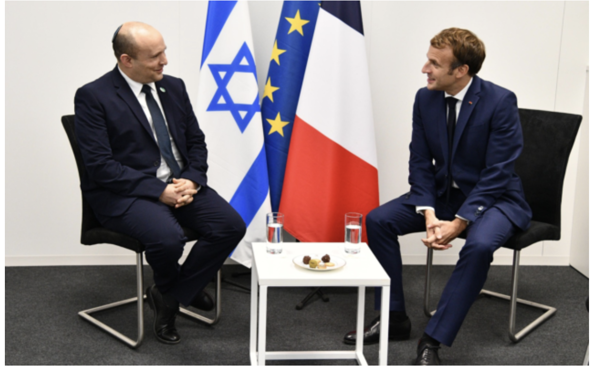 Prime Minister Naftali Bennett (left) meets French President Emmanuel Macron at the COP26 UN climate summit in Glasgow, Scotland, on November 1, 2021| Haim Zach/GPO