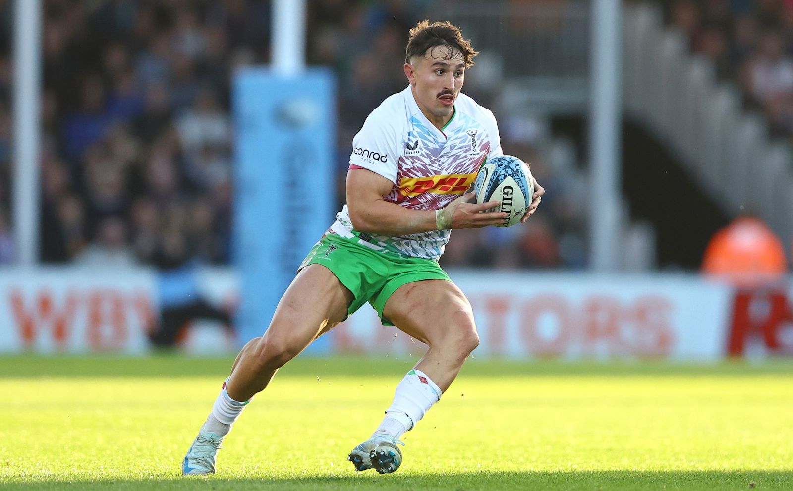 Cadan Murley carrying for Harlequins