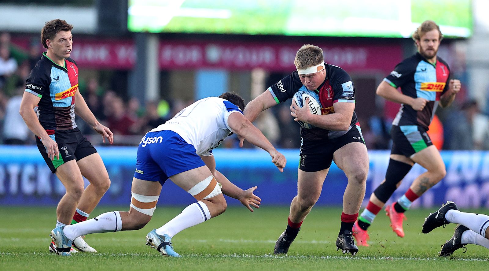 Fin Baxter carrying for Harlequins against Bath Rugby
