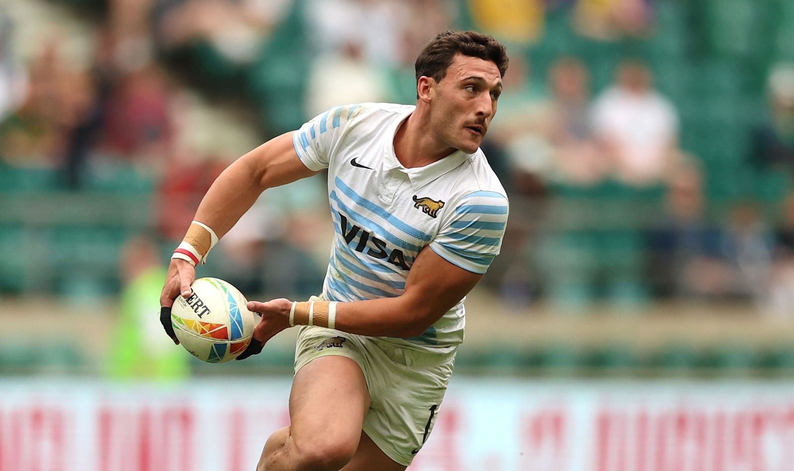 Rodrigo Isgro carrying for Argentina