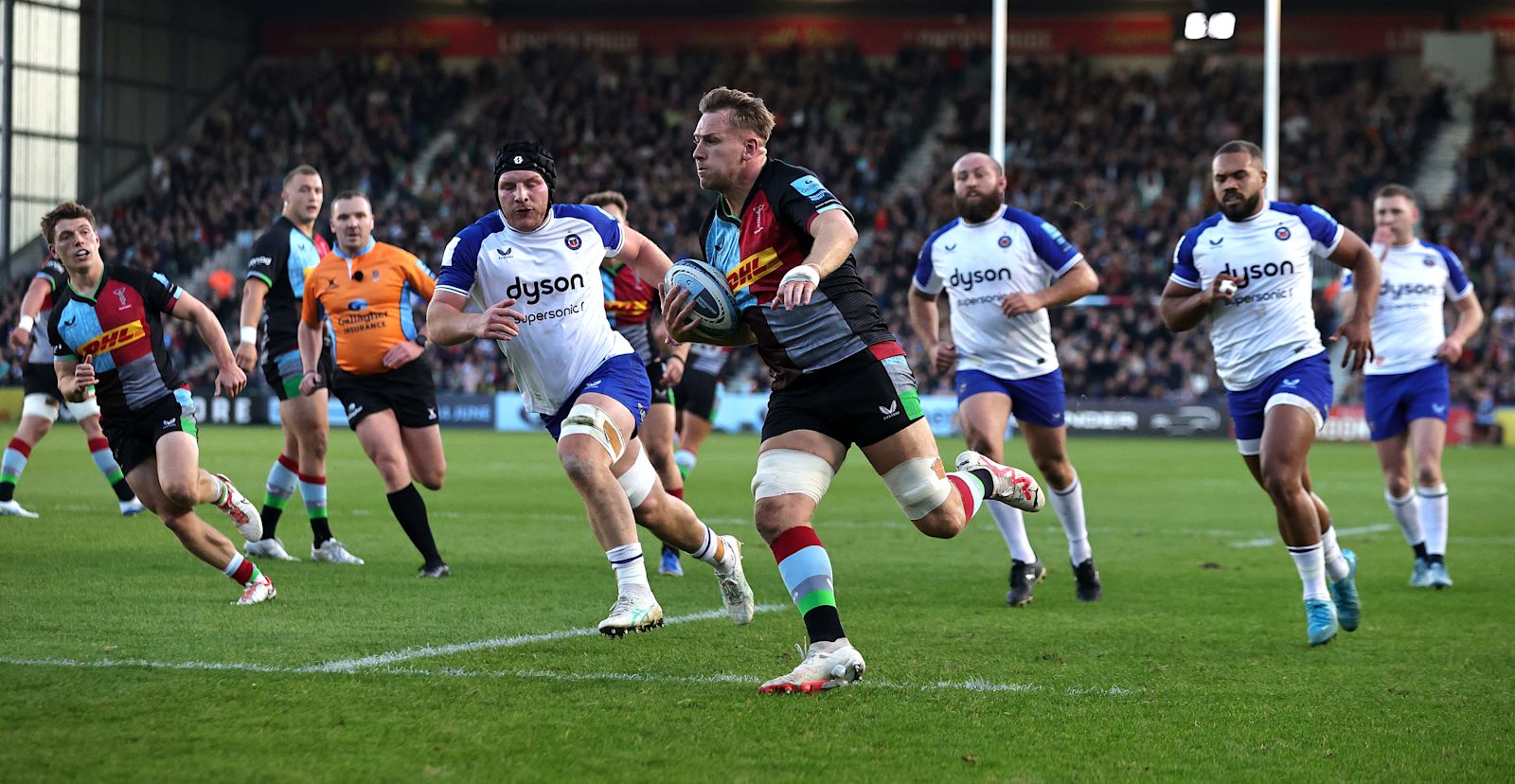 Alex Dombrandt carrying for Harlequins against Bath Rugby