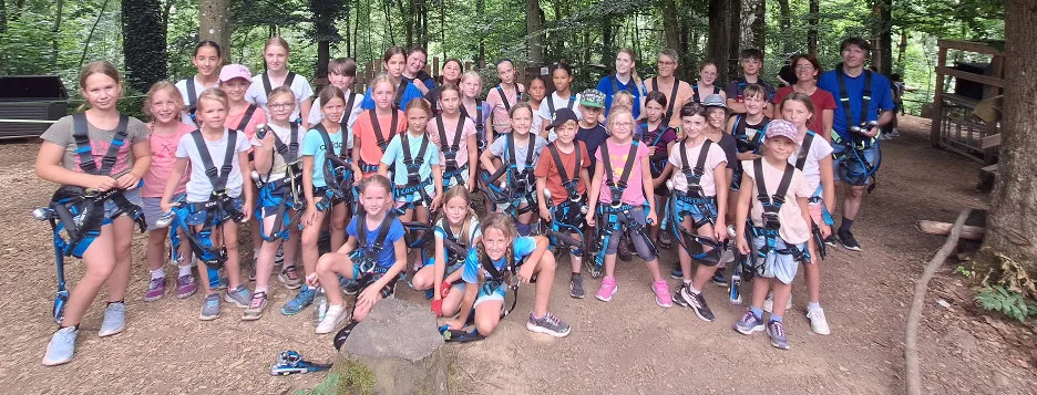 jubiausflug_kinder_jugend_2025_gruppenfoto_klettern