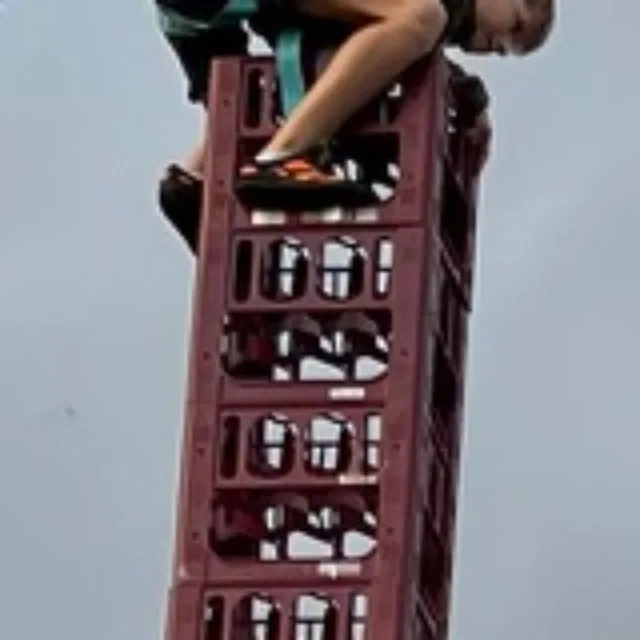 27 Kinder toben und klettern beim Sommerfest