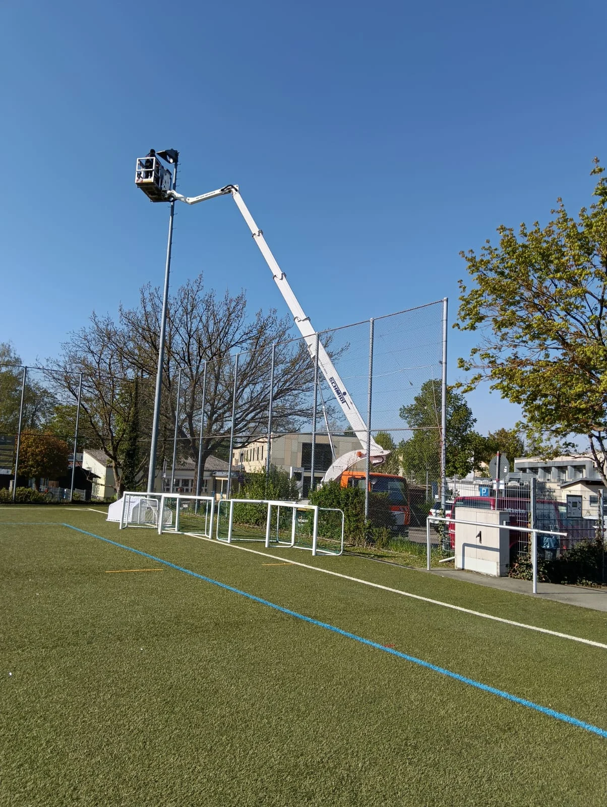 Neues Flutlich am Kunstrasenplatz - Bauarbeiten am Rasenplatz
