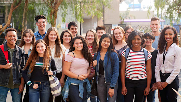 tobedone-hero-image A group of men and women facing the camera for a photo