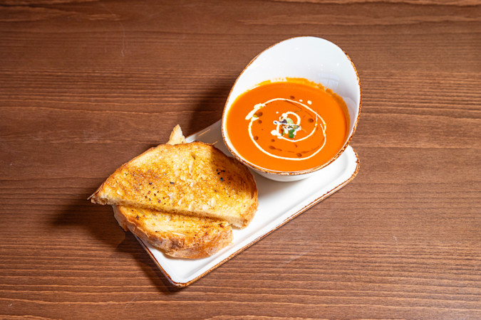 Roast Tomato, Red Pepper & Basil (D) (V)