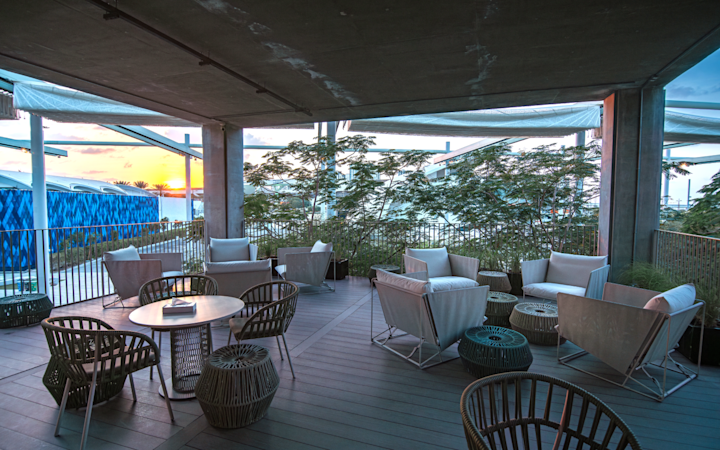 Sunset terrace | Capacity: 50 standing, 25 seated
