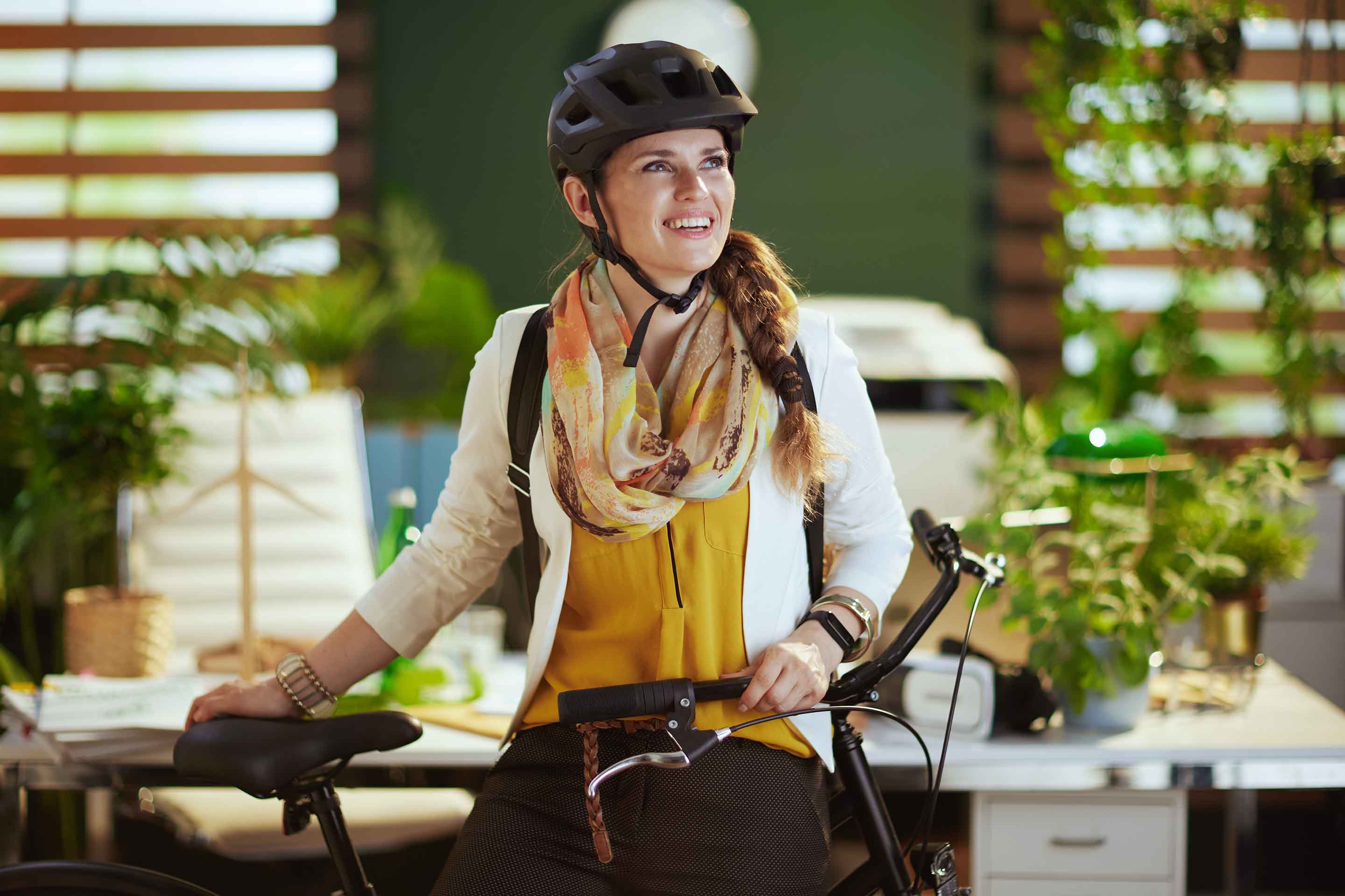 Foto: Frau ist mit dem Fahrrad im Büro