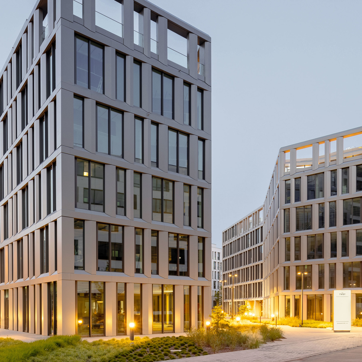 Bild: The Twist, zwei einander zugewandte Bürogebäude in Eschborn mit Grünflächen