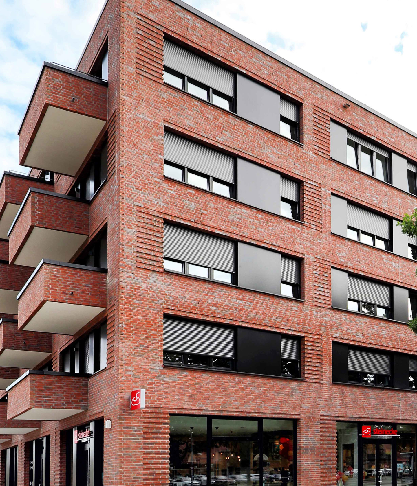 Bild: Wohngebäude Pod I Be green mit Balkonen und Ladenzeile