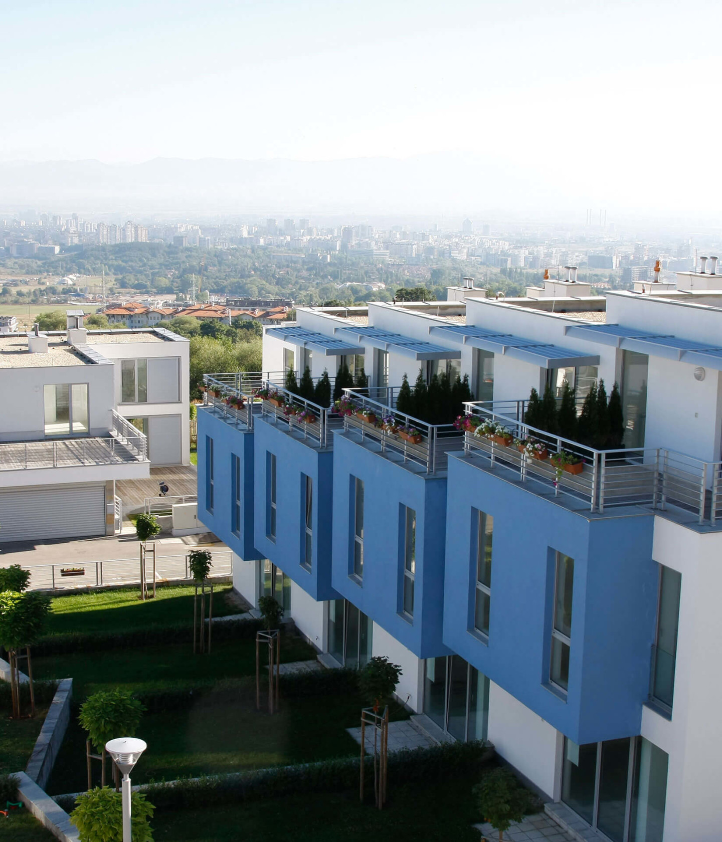 Foto: Mediteran gestaltete Wohnanlage Sky Sofia mit begrünten Gärten