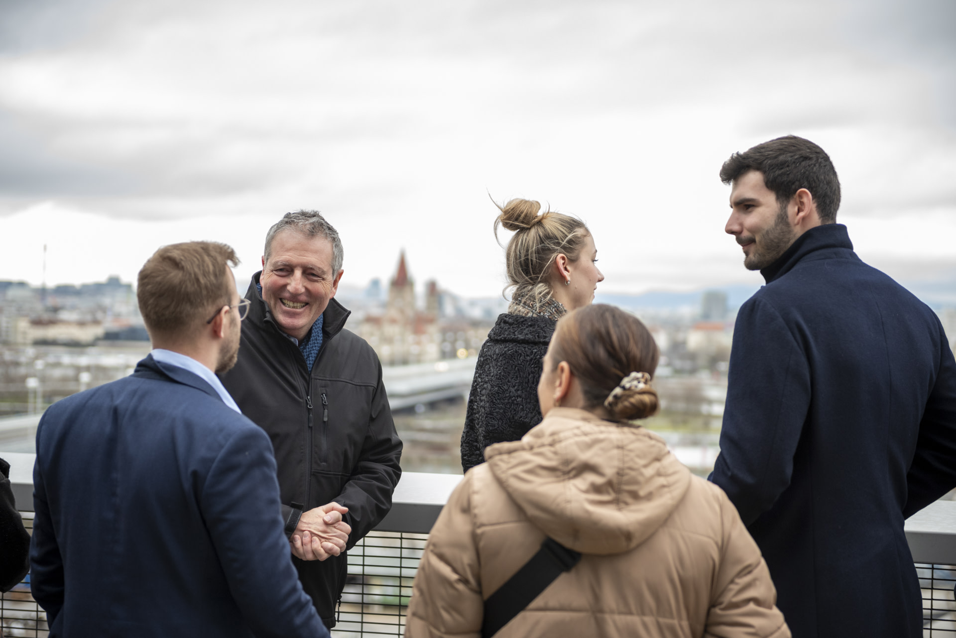 Foto: Studierende auf SRE Terrasse