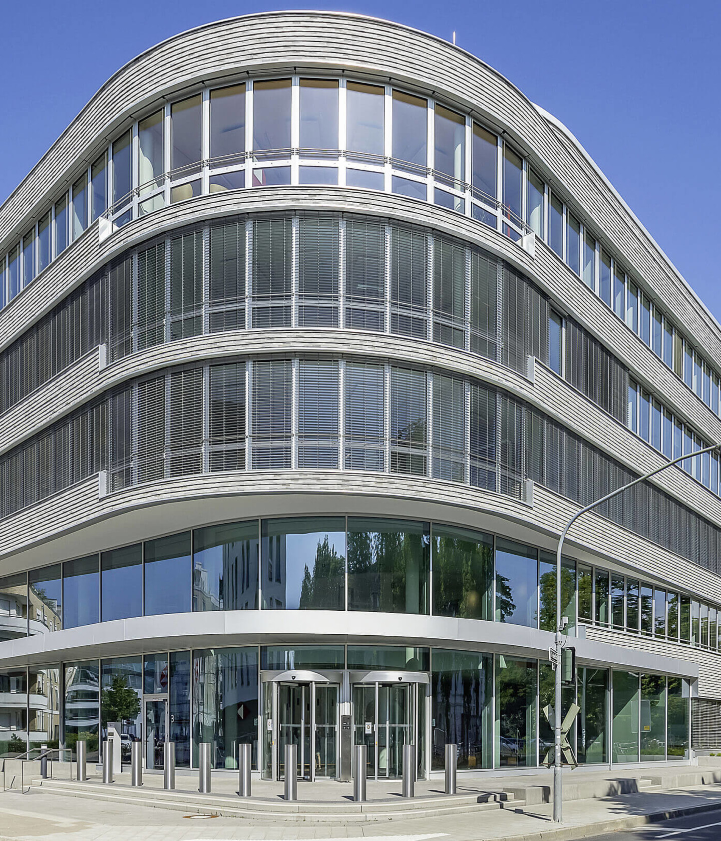 Foto: Modernes Büro mit elegant geschwungener Glas-Klinker-Fassade: Das OBRKSSL 