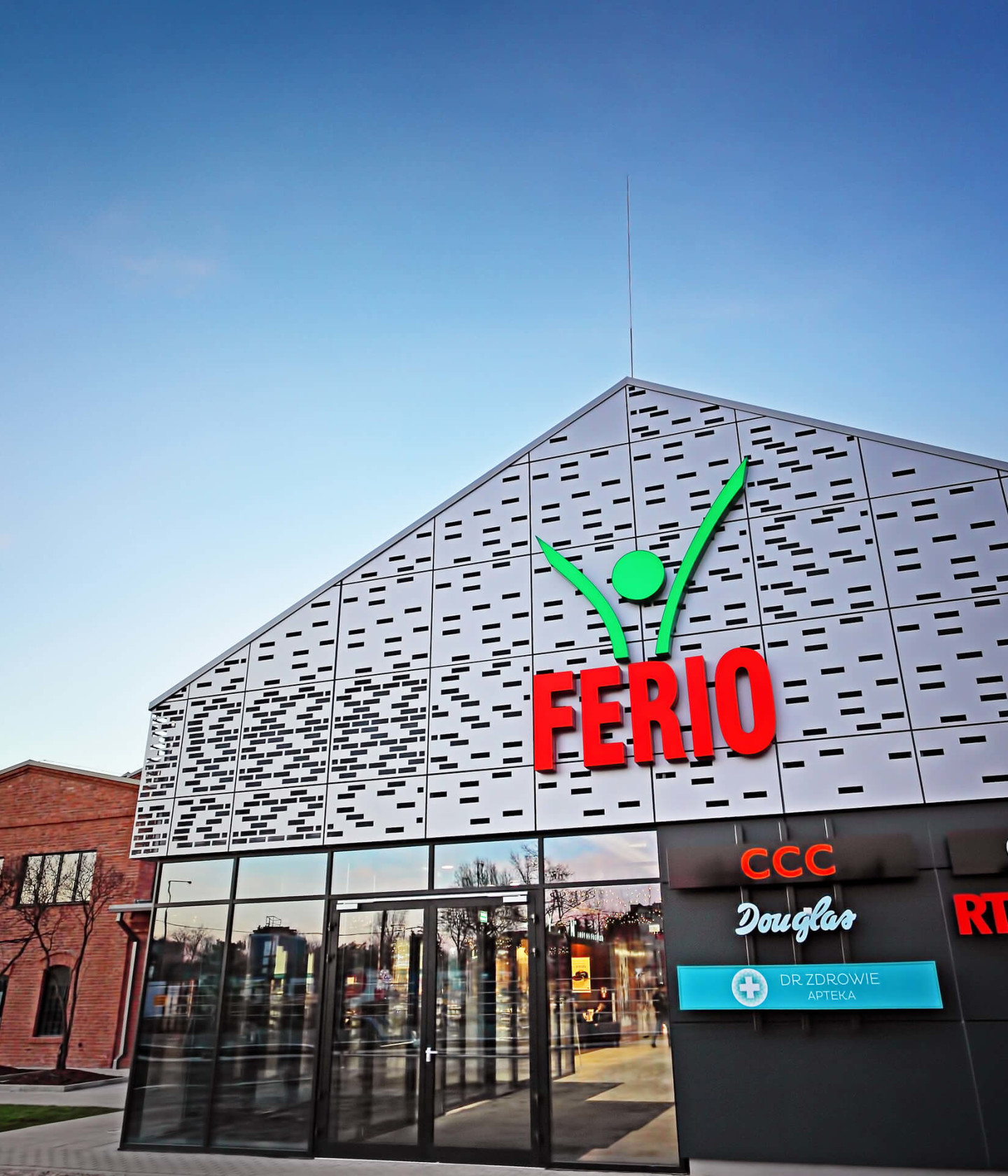 Foto: Ferio Wawer Shopping Centre Warschau; modern und historische Fassade 