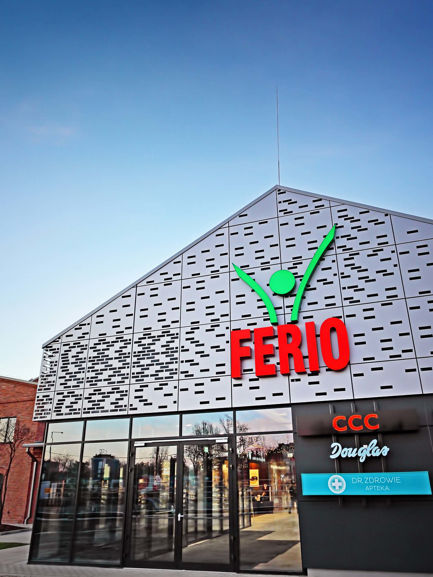 Zdjęcie: Centrum handlowe Ferio Wawer Warszawa; nowoczesna i historyczna fasada