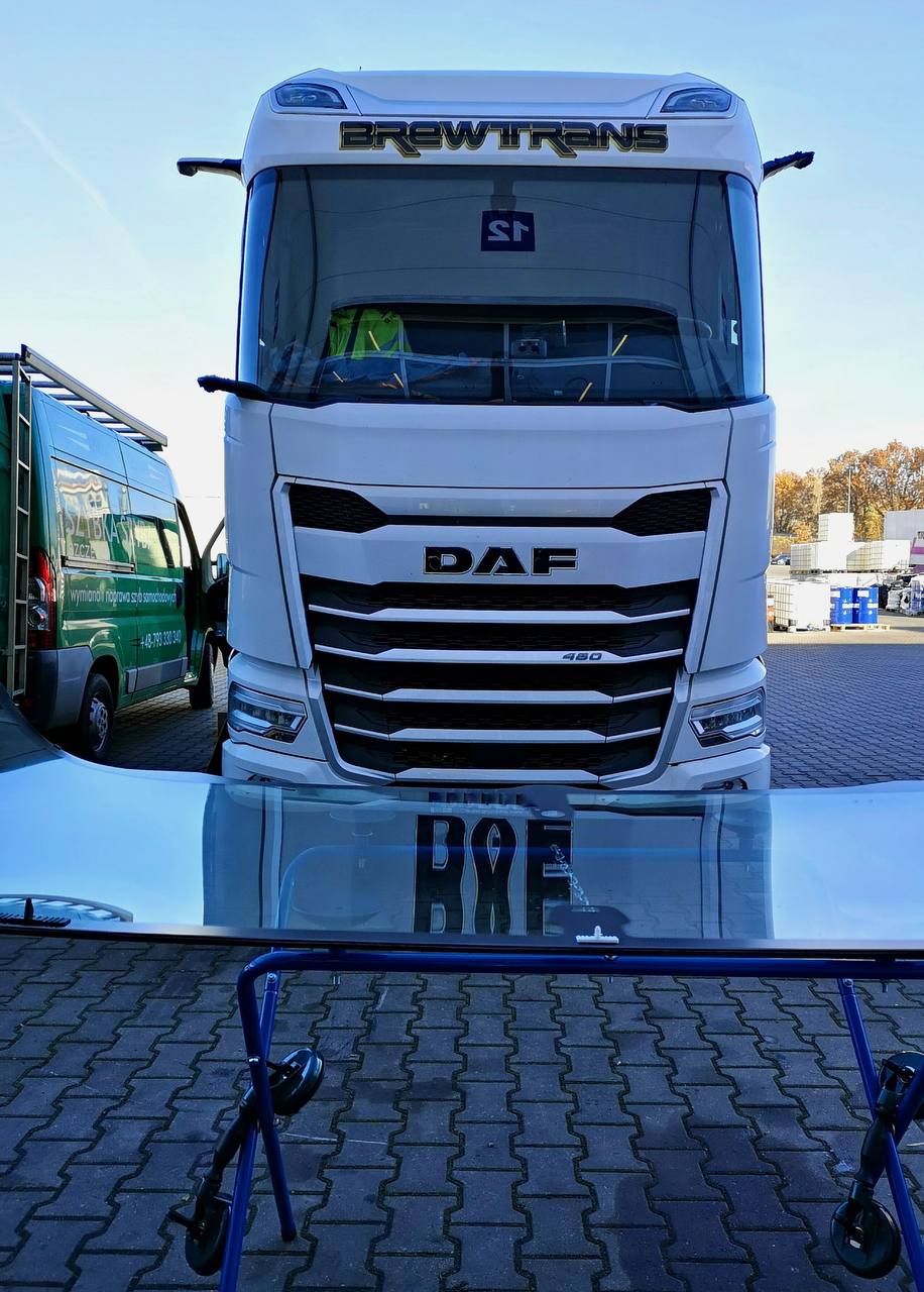 Wymiana szyb w samochodach ciężarowych i TIR – profesjonalny serwis

Wymiana szyb w samochodach ciężarowych i TIR to usługa wymagająca doświadczenia, odpowiedniego zaplecza technicznego oraz dostępu do szyb dedykowanych pojazdom ciężkim. Oferujemy kompleksową obsługę w zakresie wymiany szyb w pojazdach ciężarowych, ciągnikach siodłowych oraz zestawach TIR, dbając o bezpieczeństwo kierowcy i ciągłość pracy floty.