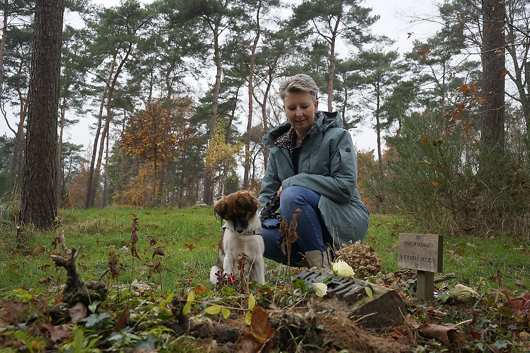 Monique Everts en hondje Sky bij het graf van Martijn