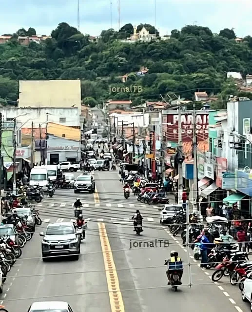 Destaque: Tomada da avenida do Mercado Público