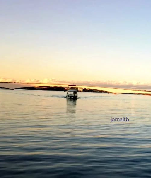 Pôr do sol no lago Paranoá, em Brasília (DF)