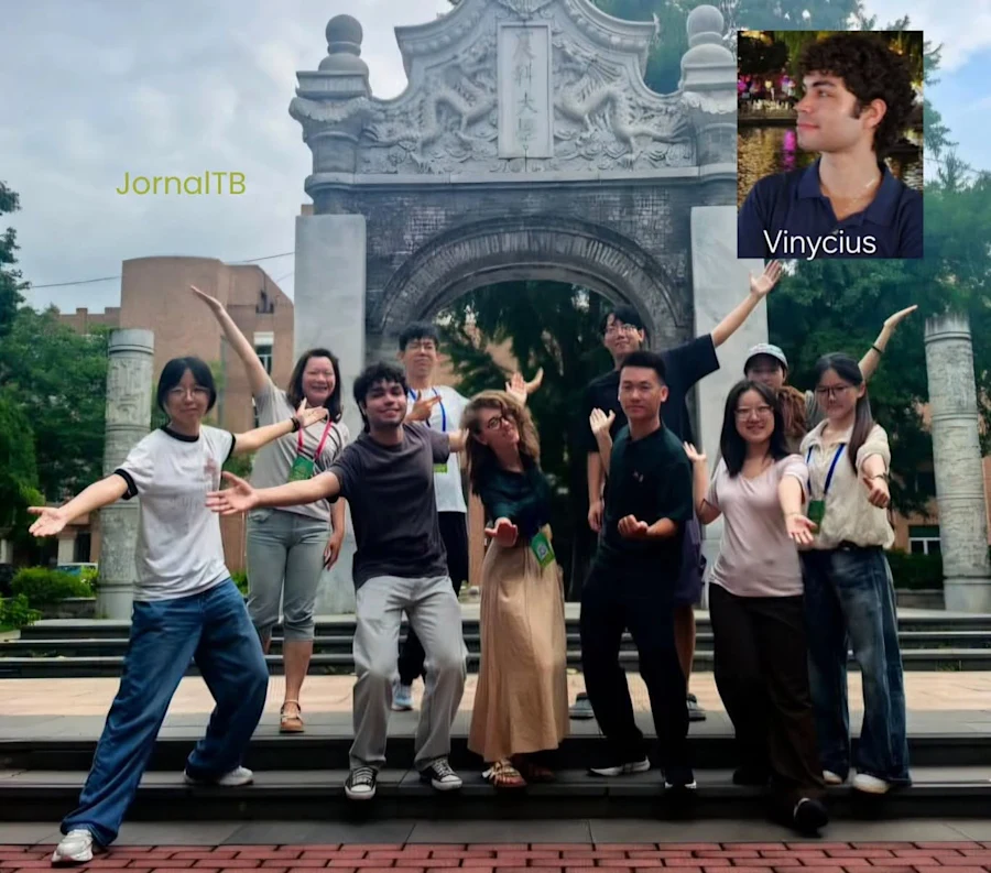 Na foto, com jovens estudantes da China Agricultural University e com a jovem (loira no centro) da Universidade de Zaragoza, Espanha.