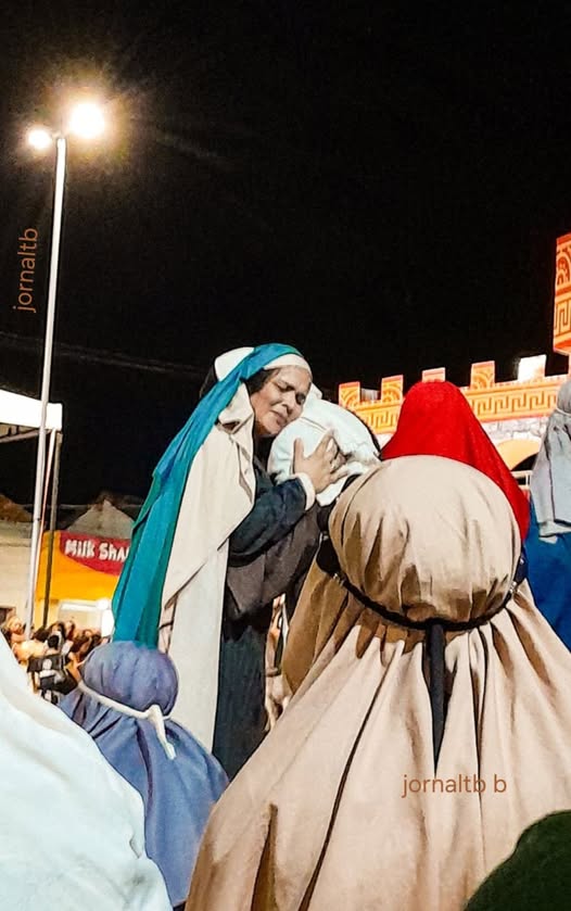 Maria, mãe de Jesus, sendo consolada pelo discípulo amado João