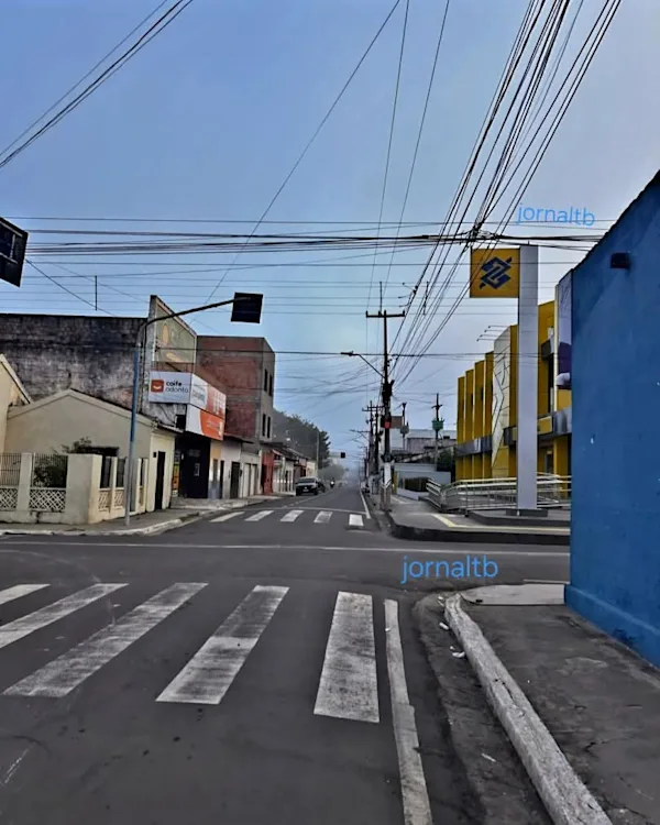 Imagem da rua Tiradentes captada no cruzamento com a Isaac Martins 