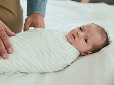Bebé Recién Nacido En Una Cuna De Hospital Con Una Manta Para