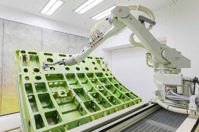 ボーイング「777X」の貨物扉の製造には、川崎重工製の塗装ロボットも活躍