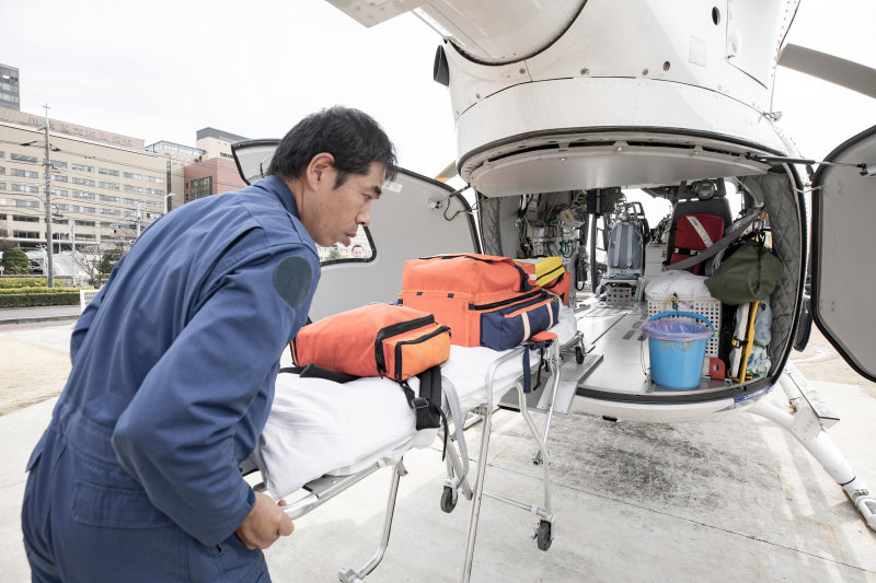 Efficient loading of stretchers through rear clamshell doors