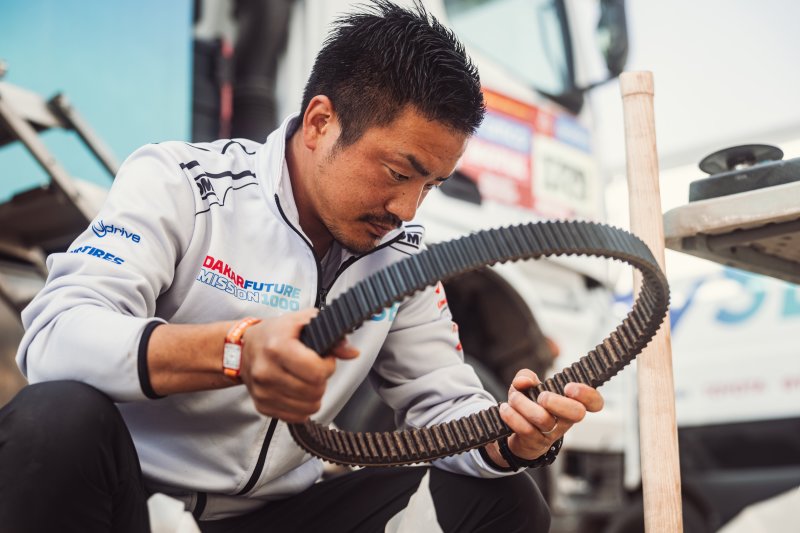 Fujiwara accompanied the HySE Dakar Rally team and worked as a mechanic