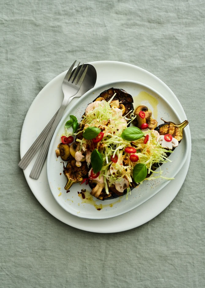 Bagt aubergine med grøntsagstopping og creme fraiche