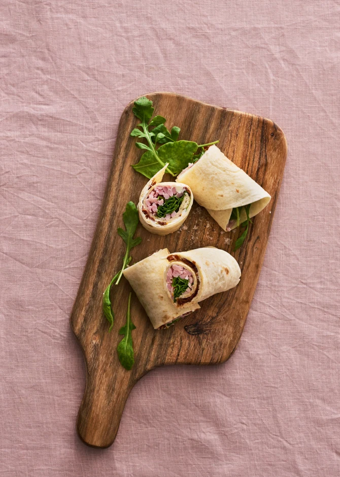 Wrap med flødeost, skinke og rucola