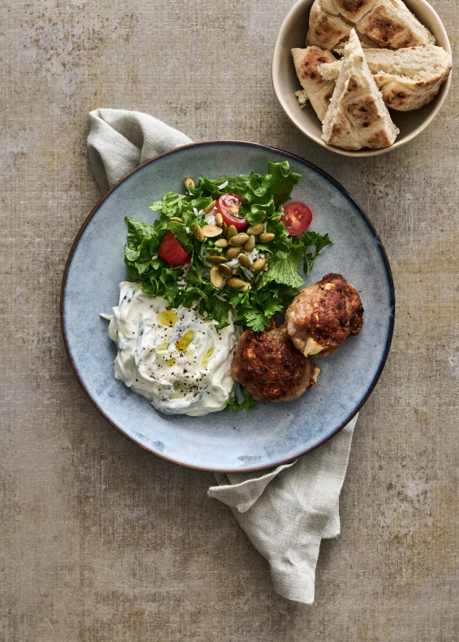 Græske frikadeller med tzatziki og grøn salat