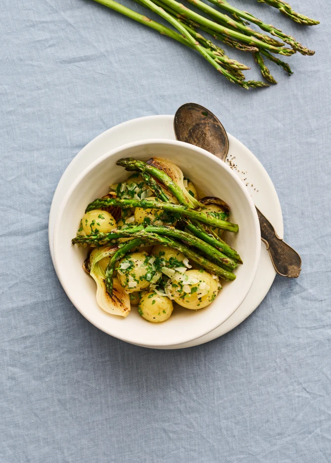 Nye kartofler i sommersmør med grillede asparges