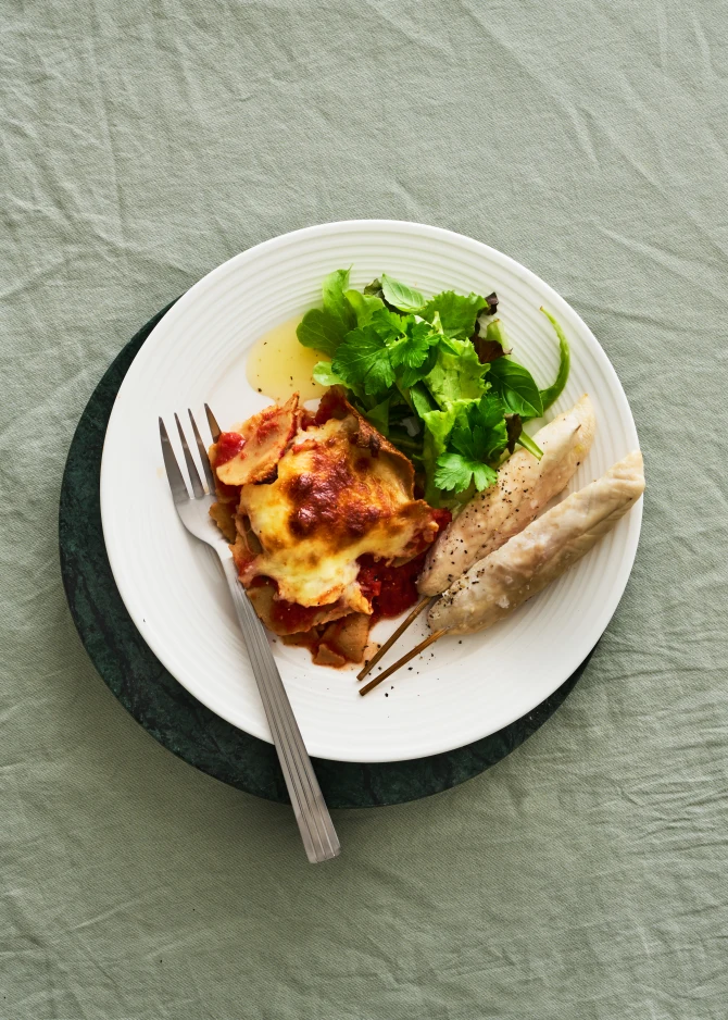 Kyllingeinderfilet med tomatlasagne og salat