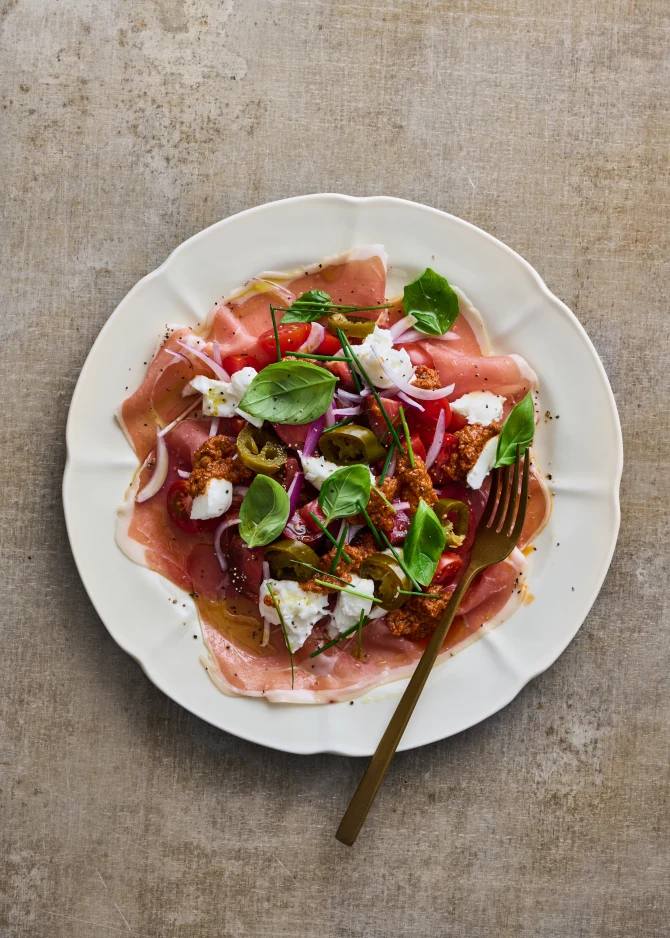 Tomatsalat med parmaskinke, mozzarella og jalapenos