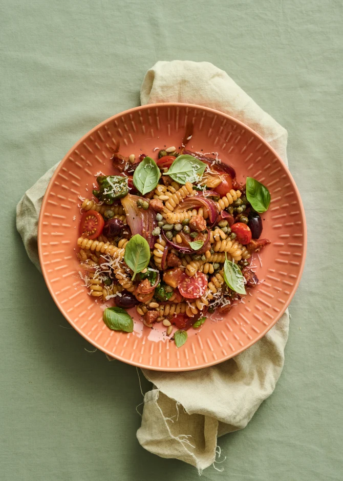 Pasta med tomat, chorizo og basilikum