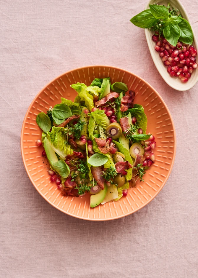 Avocadosalat med granatæble, oliven og bacon