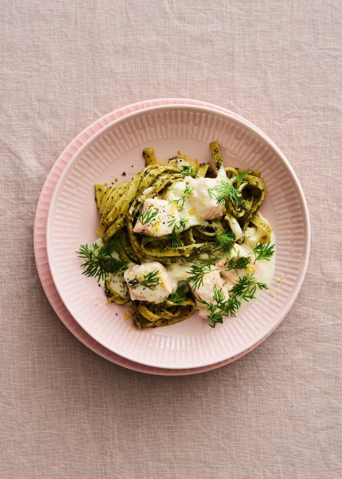 Citronlaks med pasta vendt i grønkålspesto