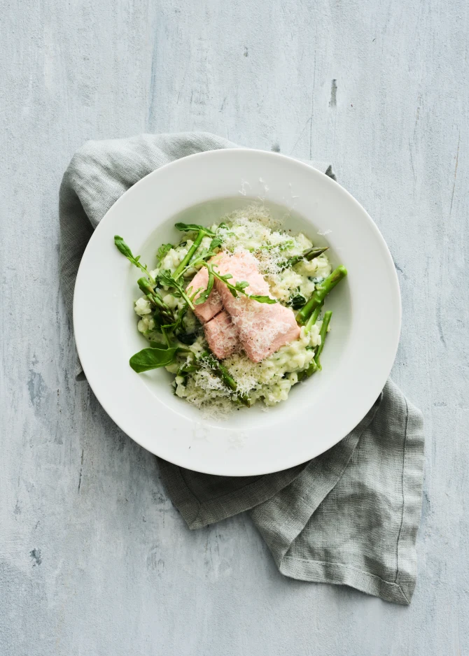 Risotto med spinat og citrondampet laks og asparges