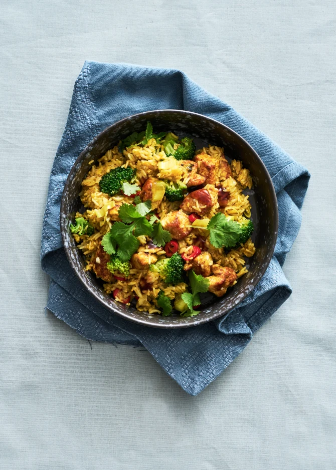 Stegte ris med soya, kylling og broccoli